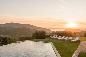 A heated pool - Villa Subtilia (Umbria)