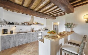 Fridge, microwave, oven, stovetop - Villa Subtilia (Umbria)