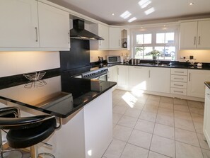 Geladeira, lava-louças, chaleira elétrica