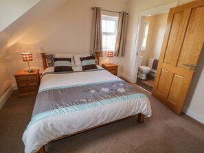 5 quartos, individualmente decorados, individualmente mobiliados