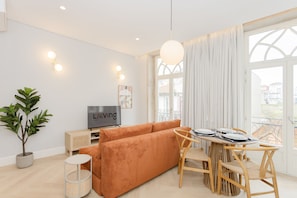 Superior Apartment | Living area | 42-inch flat-screen TV with cable channels - Liiiving - Luxury Design Apartment K  (Porto)