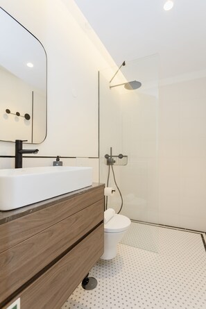 Apartamento superior | Banheiro | Chuveiro, chuveiro com efeito de chuva, secador de cabelo 