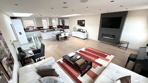Una sala de estar moderna con sofá, mesa de centro y chimenea.