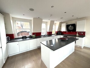 Mikrobølgeovn, ovn, kokeplater og oppvaskmaskin