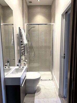Douche, sèche-cheveux, serviettes fournies, savon