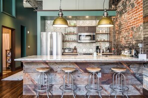 Apartment | 1 bedroom - 80 LEX 202 Iconic Location Park Free Off Street (Asheville)