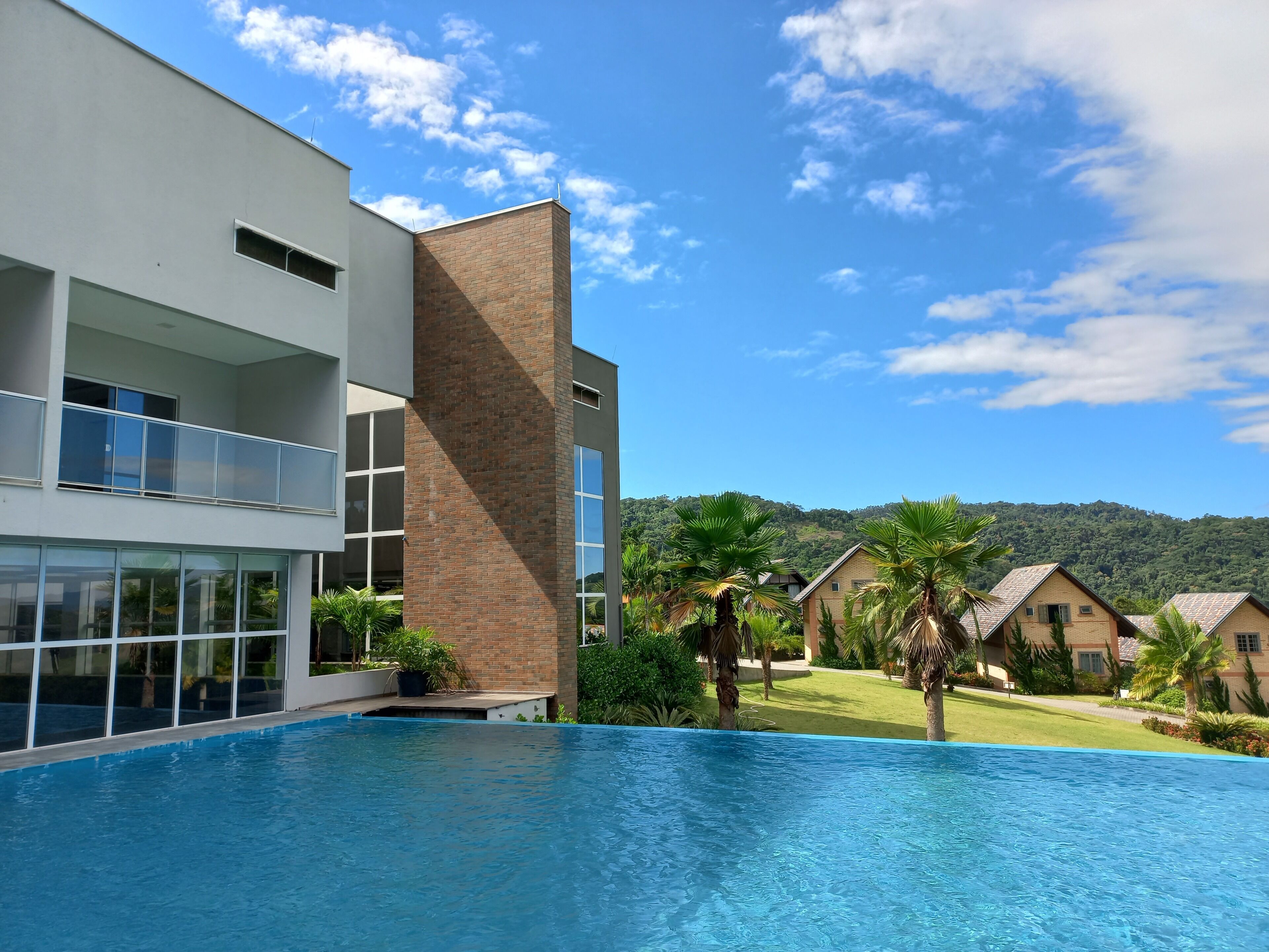 2 piscinas internas, piscina externa, espreguiçadeiras