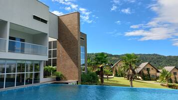 2 piscinas internas, piscina externa, espreguiçadeiras