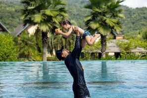 2 indoor pools, outdoor pool, open 8:00 AM to 8:00 PM, sun loungers - Resort Ecoar (Gaspar)