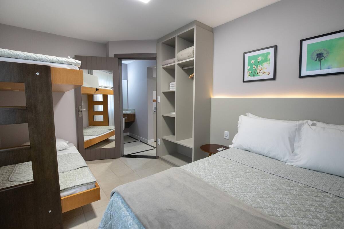 Cofres nos quartos, cortinas blackout, quartos à prova de som