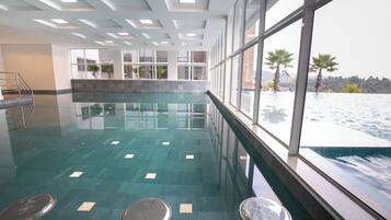 2 piscine coperte, piscina all'aperto, lettini
