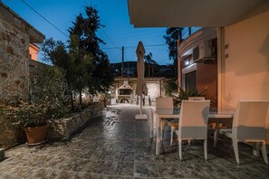 Outdoor dining - HB Modern Apartment II
(Tolo)