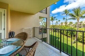Outdoor dining - Summer Deal Condo Across from Kam 3 Beach with Pool (Kihei)