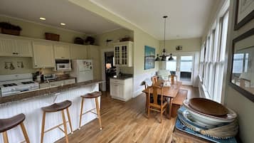 Rumah, Beberapa Tempat Tidur, perapian, pemandangan samudra | Dapur pribadi | Lemari es, microwave, oven, dan kompor