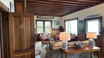 Rumah, Beberapa Tempat Tidur, perapian, pemandangan samudra | Interior