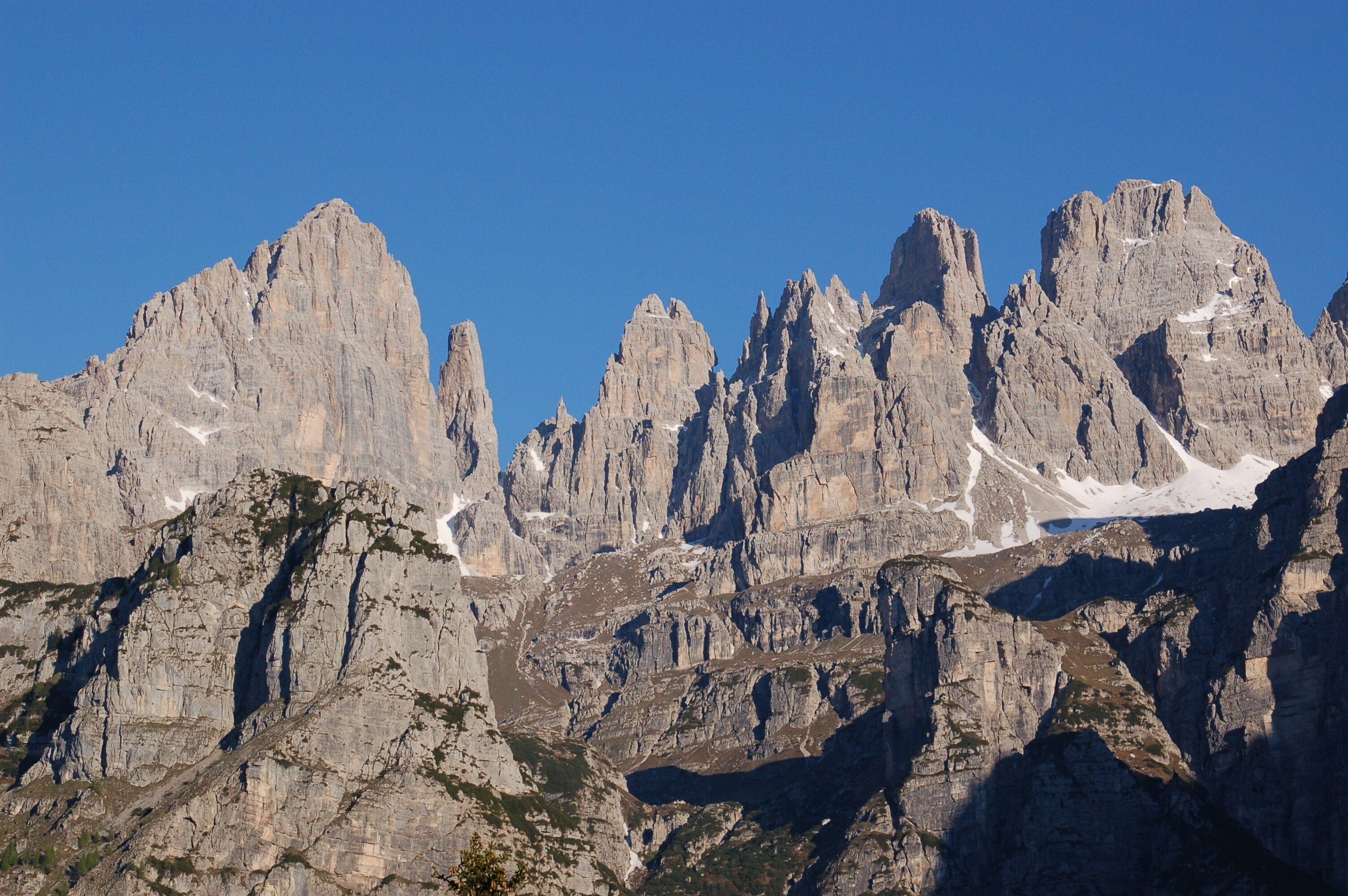 Un paisaje montañoso con picos escarpados y terreno rocoso.