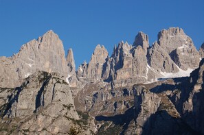 Paisagem montanhosa com picos acidentados e terreno rochoso.