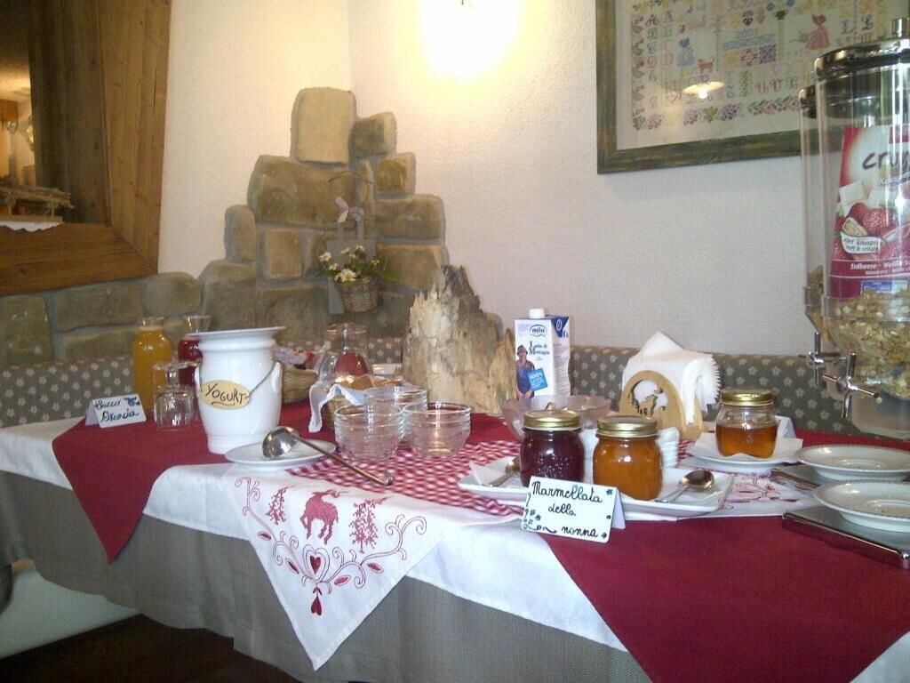 A table set with various food items and a sign indicating 'Marmlata dell'anna'.