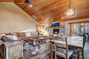 Smart TV, chimenea, videojuegos