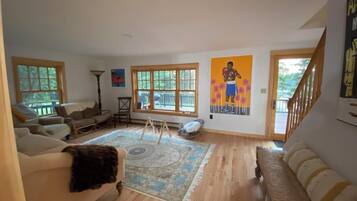 Rumah, Beberapa Tempat Tidur, dapur (Crystal Cove - Private Oceanfront) | Area keluarga | Televisi 40-inci dengan saluran TV digital dan pemutar DVD