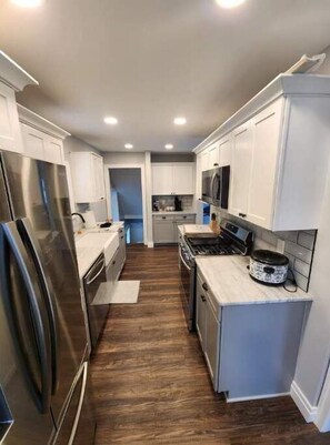 Fridge, microwave, oven, stovetop - Comfy 3BR 6min drive Downtown Harbor Center, Buffalo Bills fan favorite. (Lackawanna)