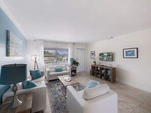Apartment | Ruang tamu | 37 inci televisyen skrin rata dengan digital, perkhidmatan penstriman
