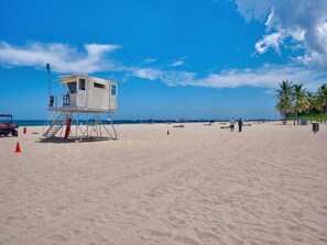 Pantai berhampiran, pasir putih