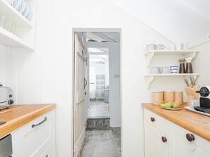 Frigorífico, lavavajillas, hervidor eléctrico y tostadora