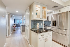 Condo, 1 très grand lit (Land's End 6-302 Beach Front - Premie) | Cuisine privée | Un four, grille-pain