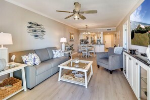 Appartamento, 1 letto king (Land's End 6-302 Beach Front - Premie) | Area soggiorno | TV
