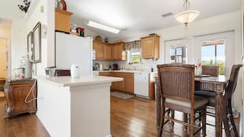 KylskÄp, mikrovÄgsugn, ugn och spishÀll