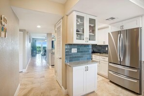 Private kitchen - Land's End 7-203 Beach Front - Premier (Treasure Island)
