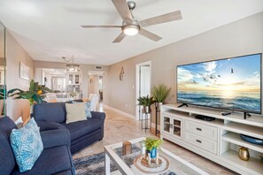 Condo, varias camas (Land's End 7-203 Beach Front - Premie) | Área de sala de estar | Televisión 