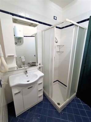 Bathroom - Studio with balcony and air conditioning (Isola di Albarella)