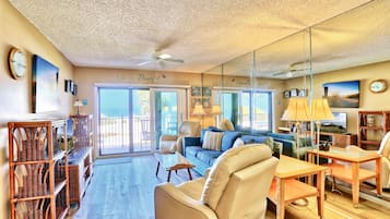 Apartment, 1Â King-Bett und Schlafsofa (Land's End 7-204 Beach Front) | Wohnbereich | Fernseher