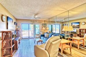 Appartement, 1 kingsize bed met slaapbank (Land's End 7-204 Beach Front) | Woonruimte | Televisie