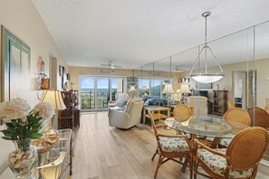 Apartment, 1Â King-Bett und Schlafsofa (Land's End 7-204 Beach Front) | Wohnbereich | Fernseher