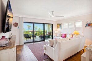 Lejlighed - flere senge (Land's End 7-206 Beach Front - Premie) | Opholdsområde | Tv