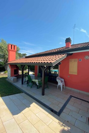 Outdoor dining - Holiday home Single villa with swimming pool (Isola di Albarella)