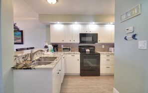 Kondominium, 1 Tempat Tidur King dengan tempat tidur Sofa (Land's End 7-305 Beach Front) | Dapur pribadi