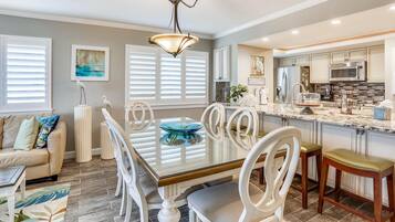 Condo, 1 King Bed with Sofa bed (Land's End 7-306 Beach Front - Premie) | Dining