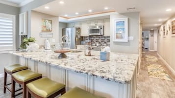 Condo, 1 King Bed with Sofa bed (Land's End 7-306 Beach Front - Premie) | Private kitchen | Oven, toaster