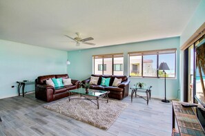 Apartment, 1 King-Bett und Schlafsofa (Land's End 7-401 Beach Front - Premie) | Wohnbereich | Fernseher