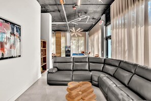 Smart-TV, Videospiele, Tischtennisplatte