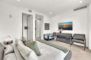 3 chambres, bureau, fer et planche à repasser, lit parapluie