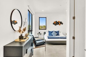 3 chambres, bureau, fer et planche à repasser, lit parapluie