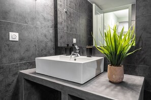 Comfort Apartment | Bathroom | Shower, rainfall showerhead, hair dryer, towels