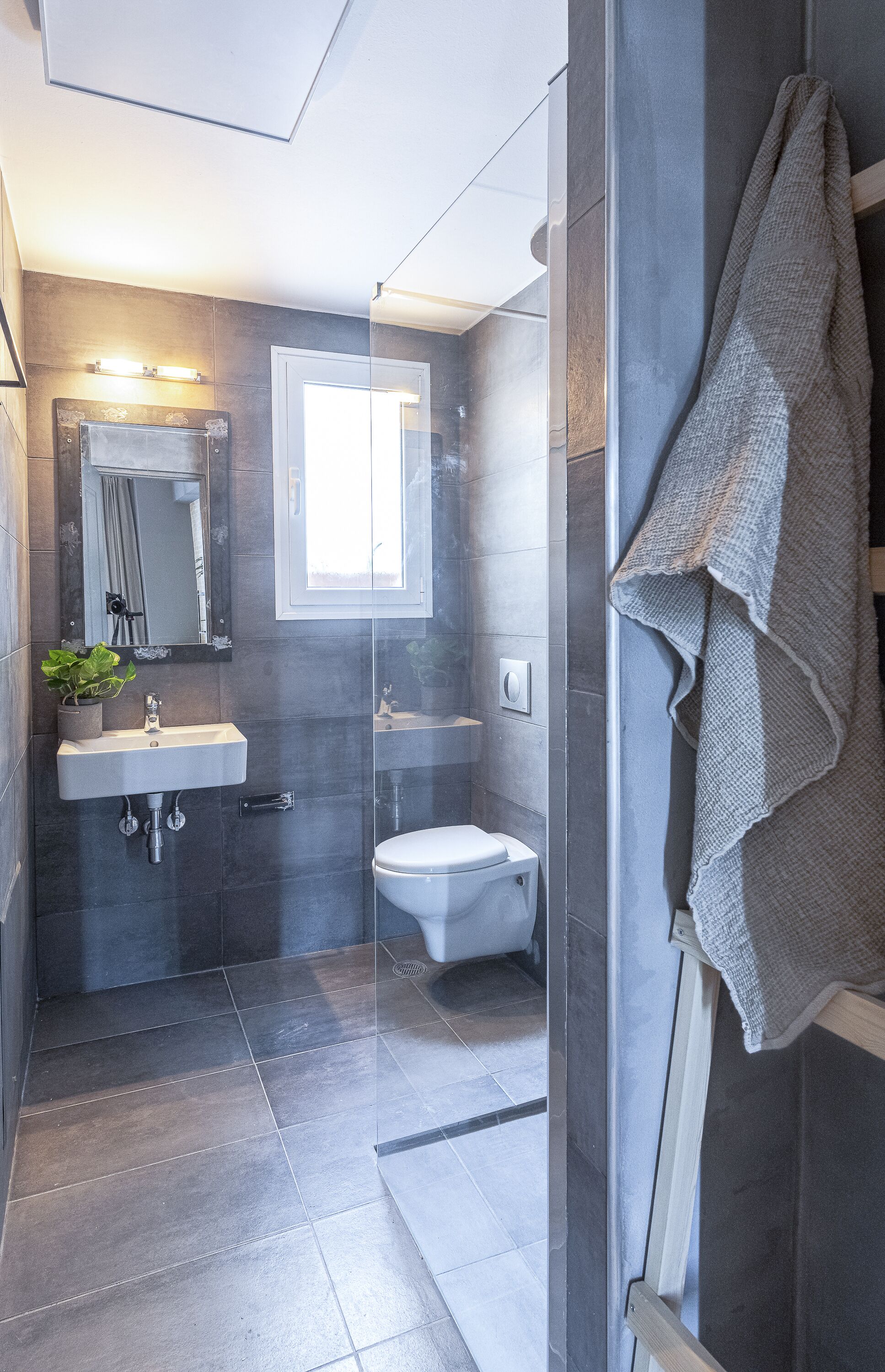 Un baño moderno con ducha, inodoro y lavamanos.