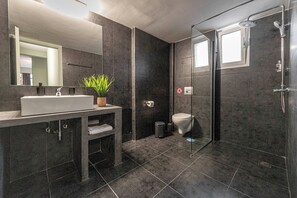 Comfort Apartment | Bathroom | Shower, rainfall showerhead, hair dryer, towels