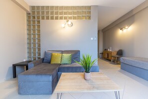 Deluxe Apartment | Blackout drapes, soundproofing, iron/ironing board, cribs/infant beds - Boutique Studios & Apartments-by Avelink (Spata-Artemida)